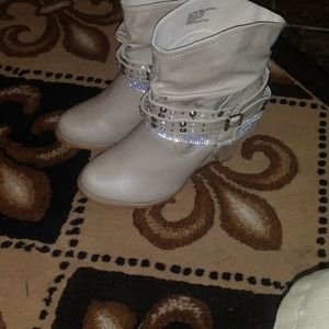 Some brand new boots never been world for women